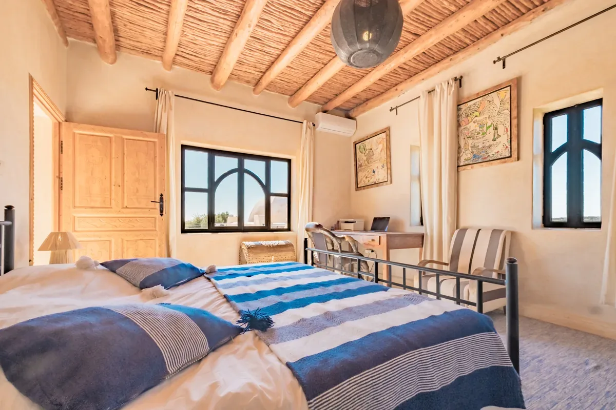 Chambre à l’étage de la villa Aruba Essaouira pour séjour confortable