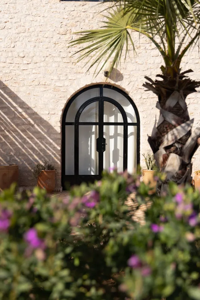 Espace de vie accueillant dans une villa à Essaouira