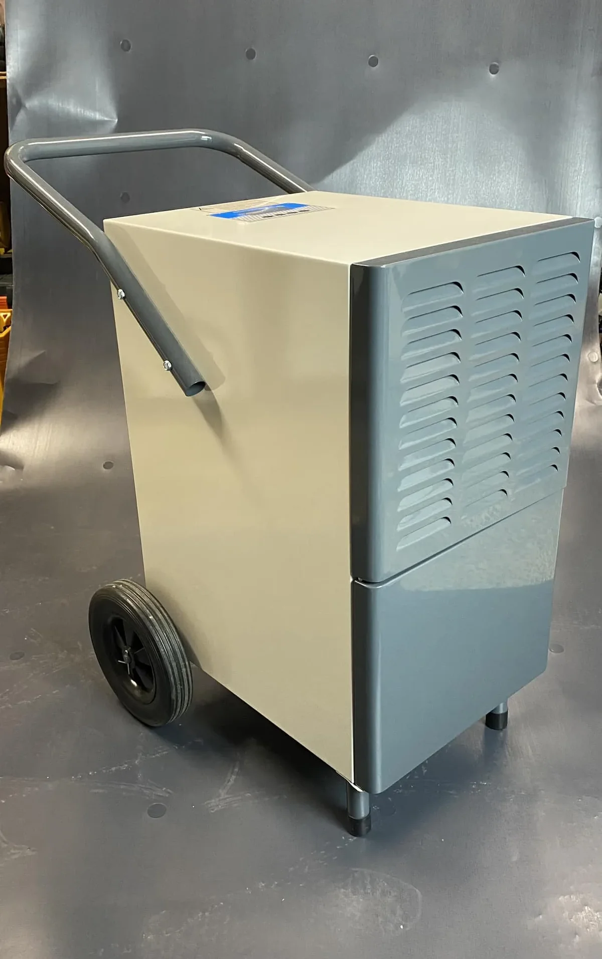 Déshumidificateur professionnel gris sur chariot à roulettes