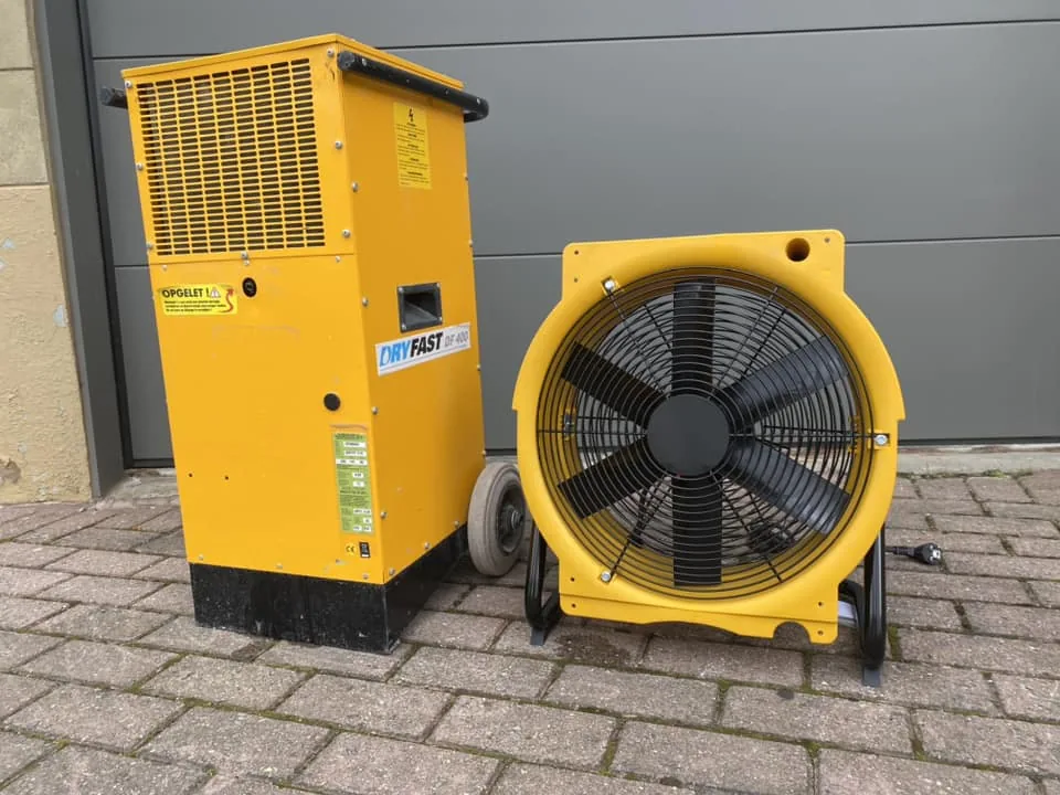 Ventilateur et déshumidificateur Dryfast DF400 combinés sur un chantier de rénovation