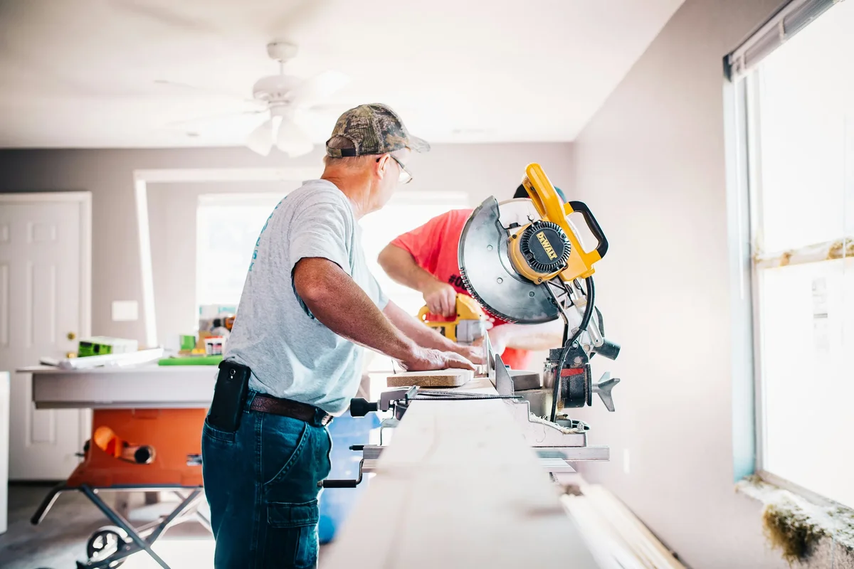 Ouvriers sur chantier avec déshumidificateurs